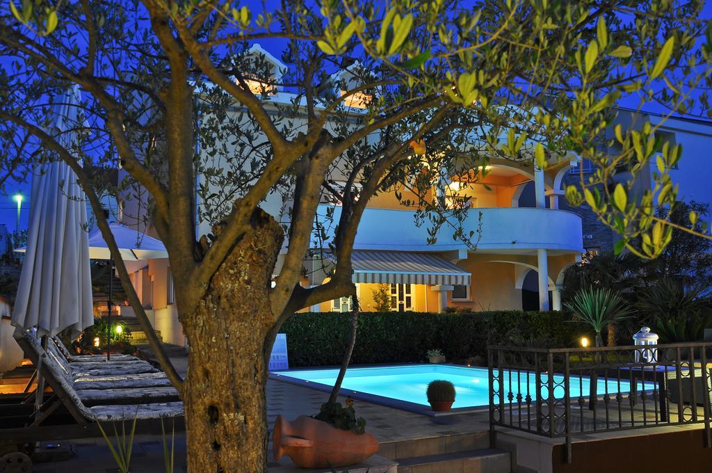 Vanilla With Heated Pool