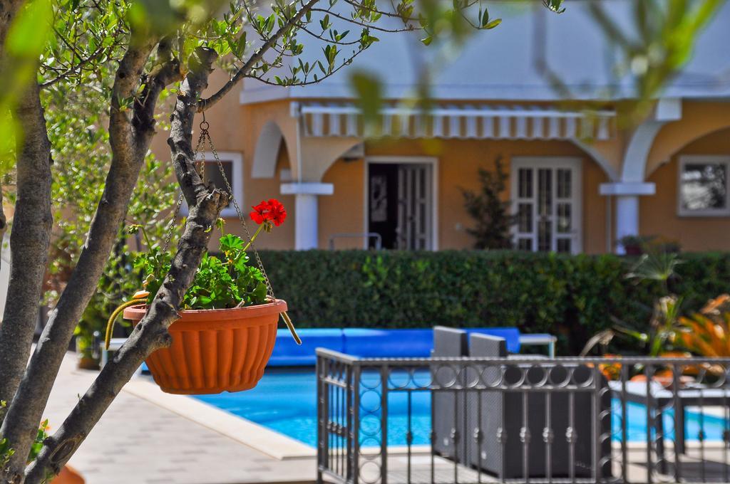 Vanilla With Heated Pool Apartment