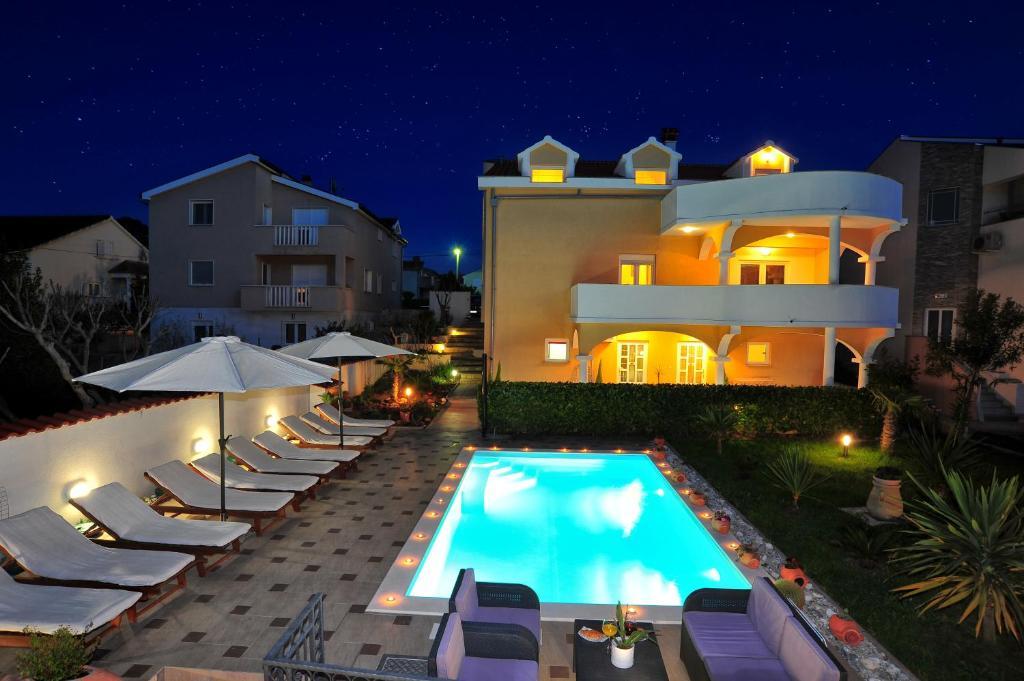 Vanilla With Heated Pool Apartment