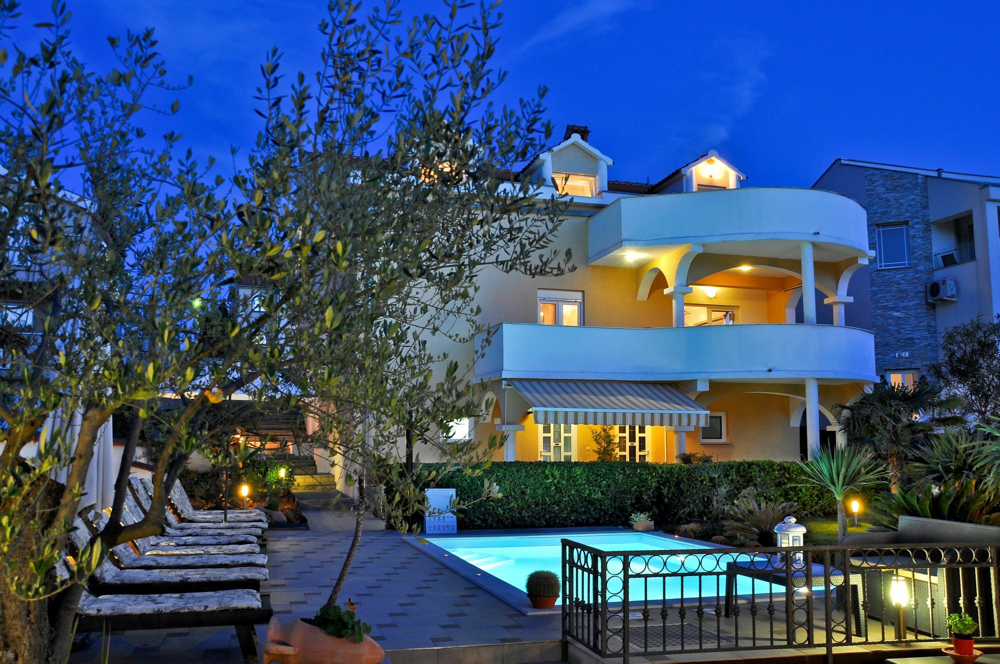 Vanilla With Heated Pool
